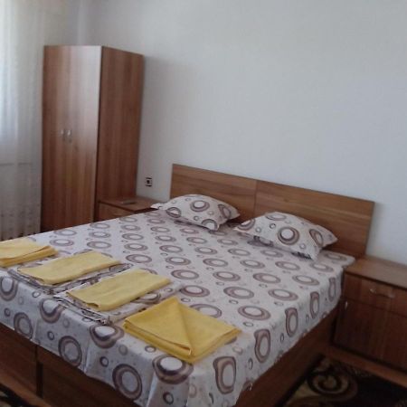 Къща За Гости Петрови Primorsko Exterior foto