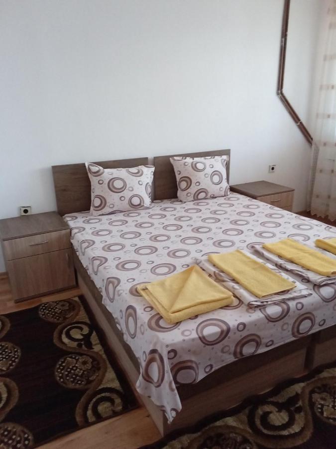 Къща За Гости Петрови Primorsko Exterior foto