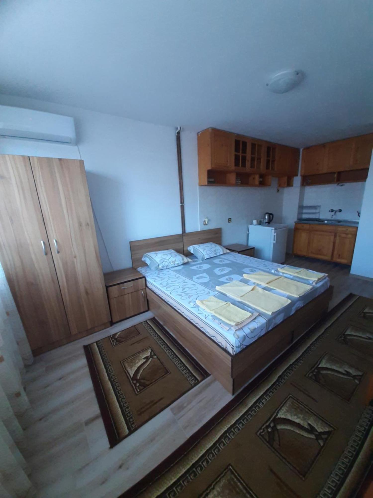 Къща За Гости Петрови Primorsko Cameră foto